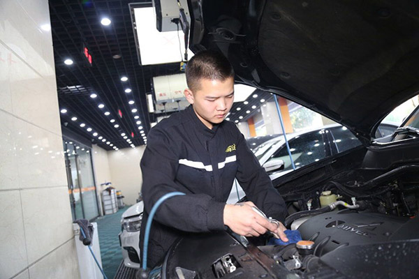 学汽车技术做“汽车医生”