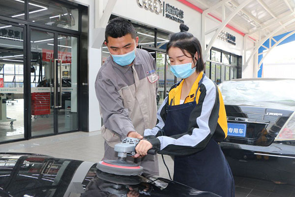来万通学技术的00后女生