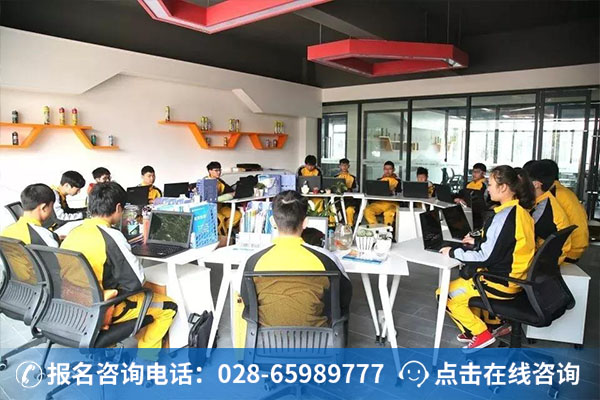 万通学子正在认真上互联网课