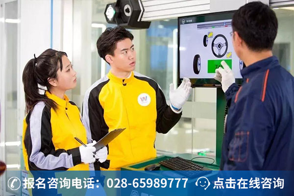 万通学子正在认真上实训课