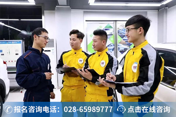 新能源指导老师正在给学子答疑解惑(1)