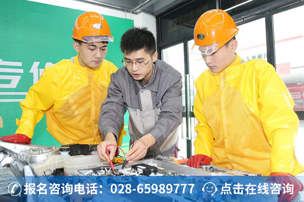 万通老师正在指导学子