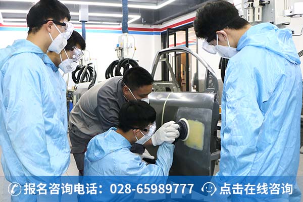 万通学子正在实训