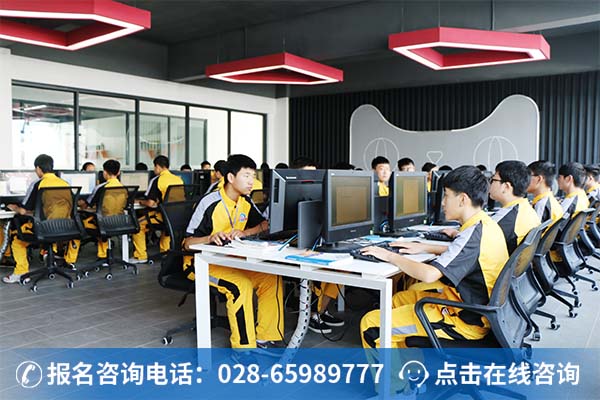 万通学子正在上互联网理论课