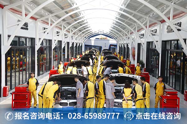 万通学子正在上实训课