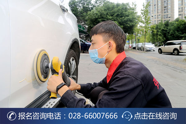 熊乾正在为客户汽车做美容养护