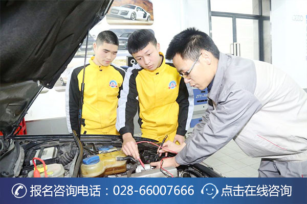 万通学子正在上实训课