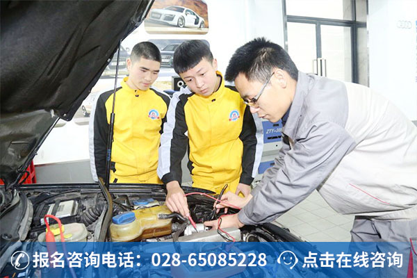 万通学子正在上汽车检测实训课