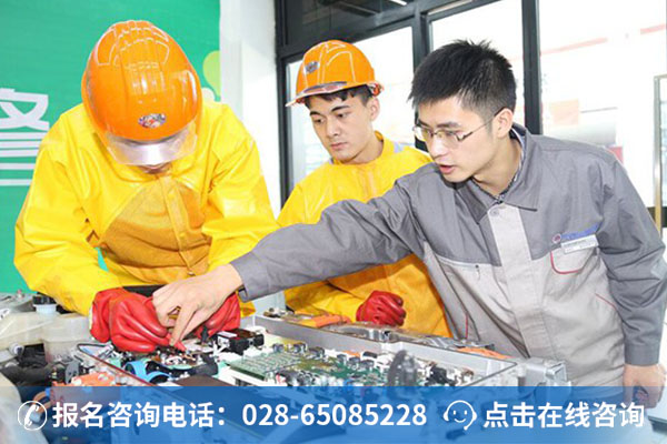 万通学子正在上汽车检测实训课