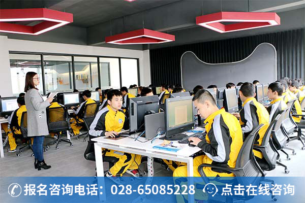 万通学子正在上汽车检测实训课