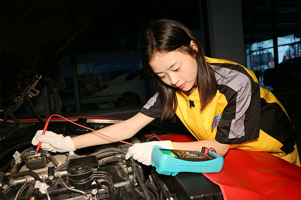 万通学子检修汽车图 (2)