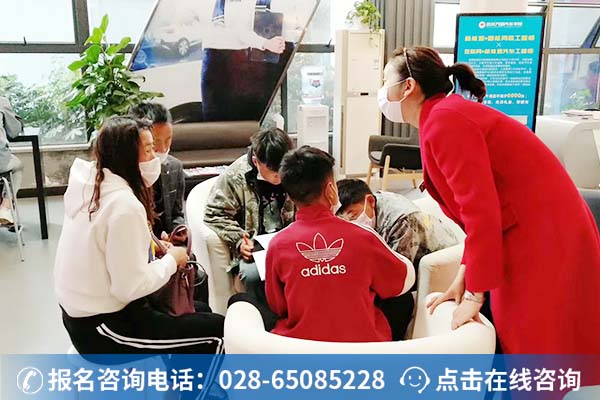 假期来校考察的学子和家长