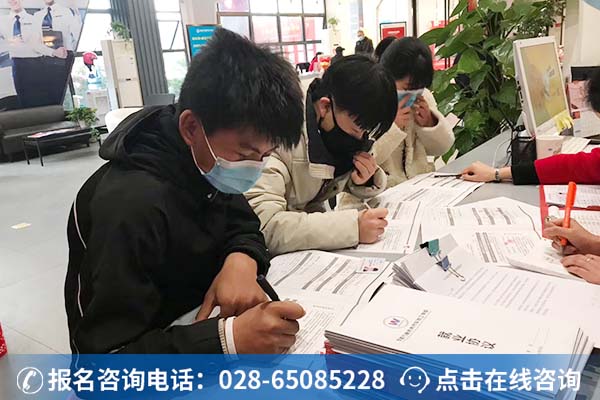 假期来校考察的学子和家长