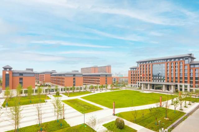 学校和预期差太多，课堂太枯燥，想换学校？