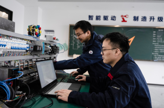 同学，去专业的学校学专业的技术才是你的明智之选~