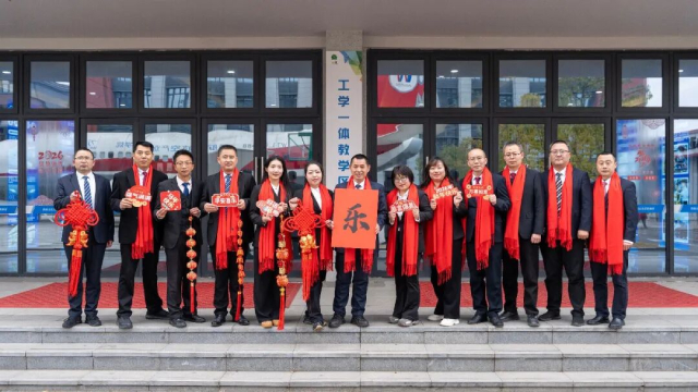 成都万通喊你过小年，愿你平安顺遂，小年安康~