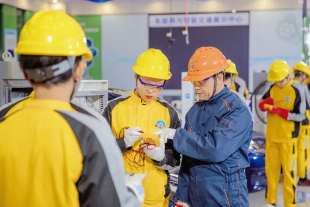 新能源汽车与高技能技工人才成国家战略